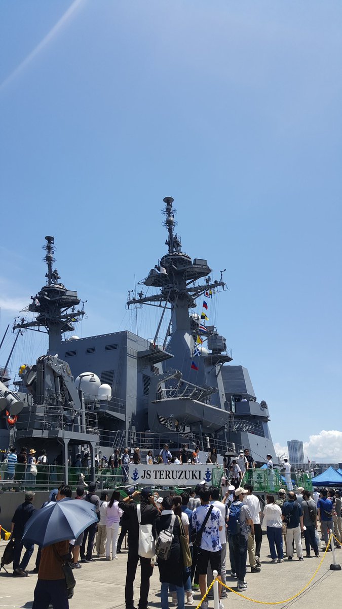 ndaccya's tweet photo. 地元でブルーインパルスが展示飛行をしている中、横須賀の海上自衛隊基地へ。

＃横須賀
＃海上自衛隊
＃護衛艦
＃潜水艦 https://t.co/MOFR6wHrAo