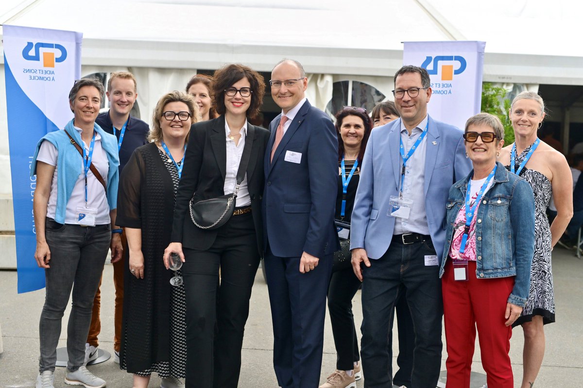 CMSvaud's tweet photo. Aujourd’hui, nous sommes présents à la Journée des communes vaudoises. L’occasion de rappeler notre présence sur l’ensemble du territoire vaudois ainsi que nos prestations pour la population, tout au long de la vie. Merci à l’UCV pour son organisation! https://t.co/8K4e3kFsoT
