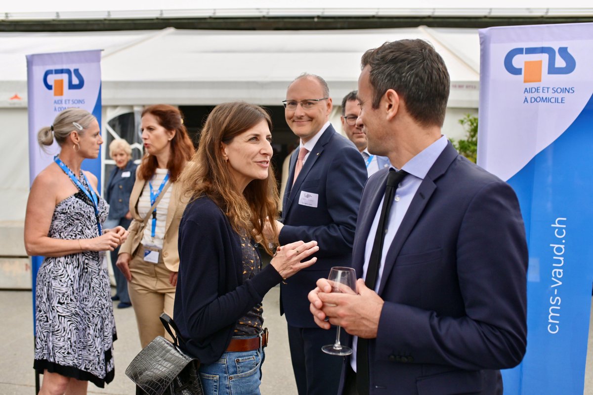 CMSvaud's tweet photo. Aujourd’hui, nous sommes présents à la Journée des communes vaudoises. L’occasion de rappeler notre présence sur l’ensemble du territoire vaudois ainsi que nos prestations pour la population, tout au long de la vie. Merci à l’UCV pour son organisation! https://t.co/8K4e3kFsoT