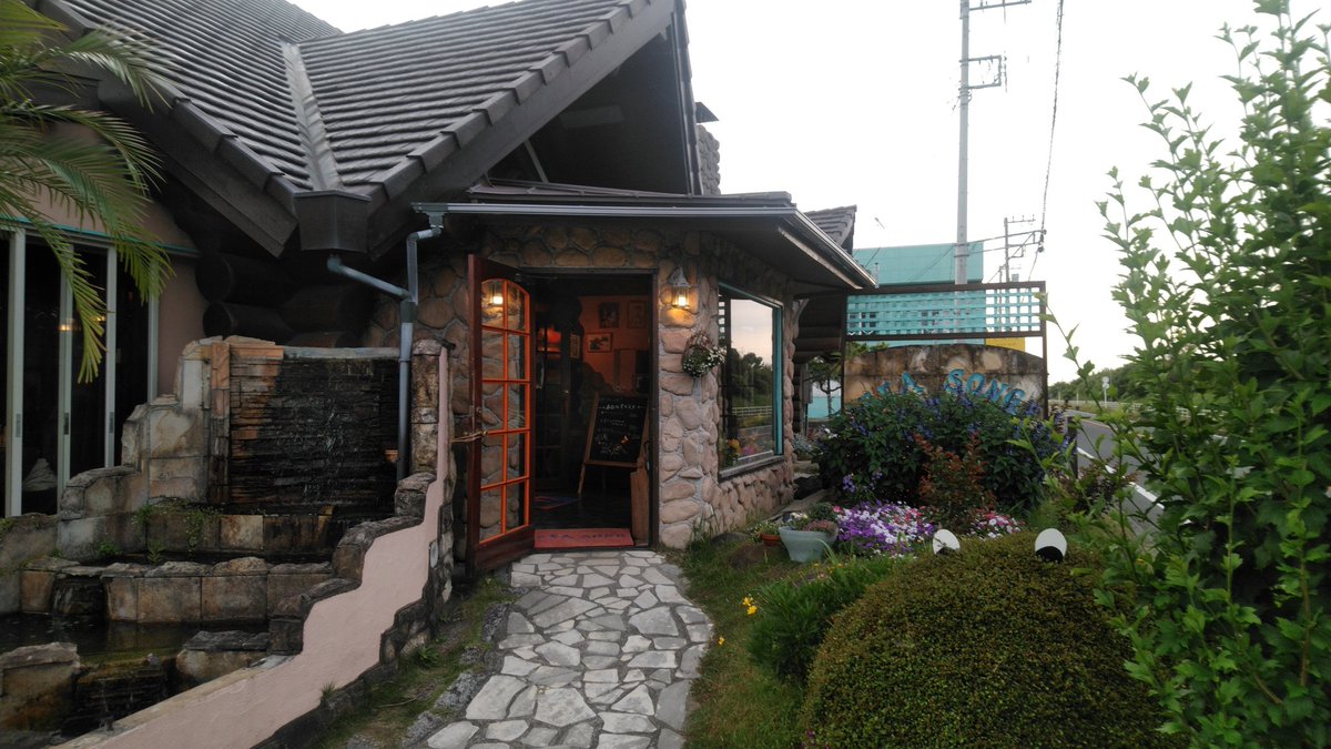loococo_ryuichi's tweet image. 一宮町の海岸沿いをブラッと歩いていて、前情報無しに立ち寄ったイタリア料理店。ボリューム感の凄さやあっさりした重くない味わいも然る事ながら、ログハウスの温もりや丁寧な接客からなるアットホームな雰囲気が本当に良かった。また来てみたい。

#SEASONG
#千葉県
#バナナミルクが美味過ぎました