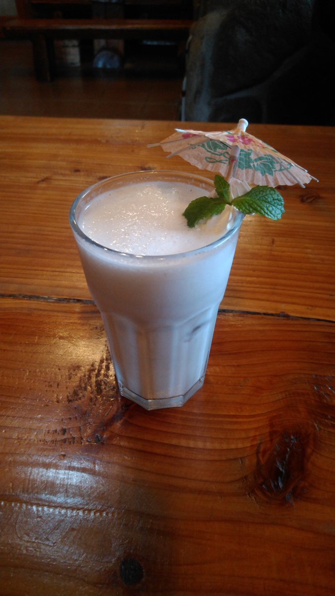 loococo_ryuichi's tweet image. 一宮町の海岸沿いをブラッと歩いていて、前情報無しに立ち寄ったイタリア料理店。ボリューム感の凄さやあっさりした重くない味わいも然る事ながら、ログハウスの温もりや丁寧な接客からなるアットホームな雰囲気が本当に良かった。また来てみたい。

#SEASONG
#千葉県
#バナナミルクが美味過ぎました