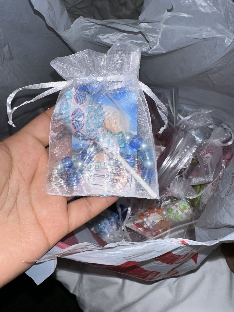 itzreymi's tweet photo. Passing out freebies at #txtdc !!! 😌✨
Will be at merch line shortly. Wish all MOA’s luck in getting what they want.😆🤪
#DC #capitalonearena #txt #TXT_ACT_PROMISE_DC #freebies https://t.co/BHGA8AxlXV