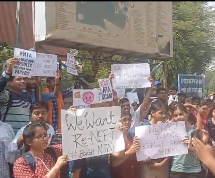 #NEET_परीक्षा_परिणाम

गज़ब का system है
गज़ब की exam है

Topper एक नही, दो नही, तीन भी नही

पूरे 67

इस बार की NEET exam में 67 स्टूडेंट्स ने Top किया है।

कमाल है,
 फिर Top करने का मतलब क्या हुआ,
Topper की definition क्या हुई?

System आंख मूंदे बैठा है, और देश का युवा सड़क पर है