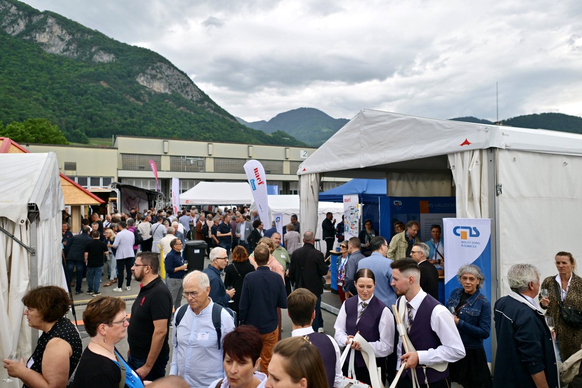 CMSvaud's tweet photo. Aujourd’hui, nous sommes présents à la Journée des communes vaudoises. L’occasion de rappeler notre présence sur l’ensemble du territoire vaudois ainsi que nos prestations pour la population, tout au long de la vie. Merci à l’UCV pour son organisation! https://t.co/8K4e3kFsoT