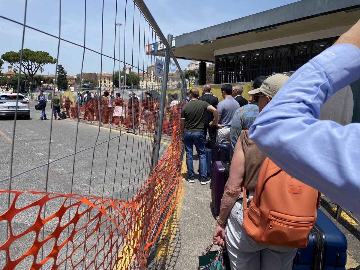 Stazione Termini oggi, ore 12:50, fila taxi con sole bollente e intensi effluvi di urina, tra mendicanti accucciati a terra e turisti disorientati che incrociando lo sguardo ci chiedono... ma davvero è Roma?
