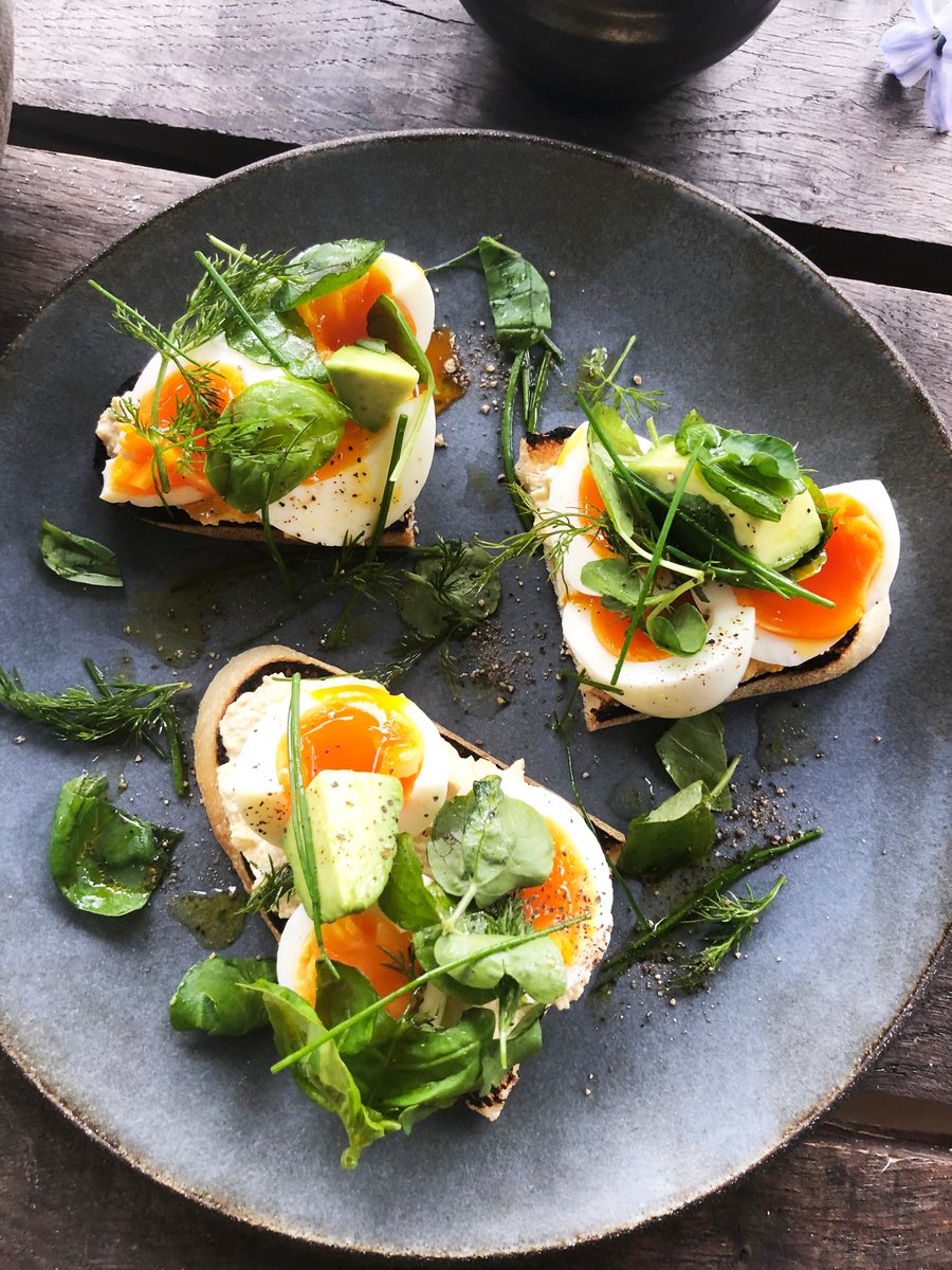 🍴EGG, HUMMUS AND AVOCADO SOURDOUGH TARTINE 🍴 

Breakfast, brunch, lunch, snack…this one is good for anytime of day! Best enjoyed in the garden or with your favourite person 💙

fairburnseggs.co.uk/our-recipes/lu…