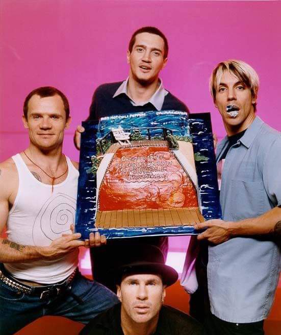UnionPepperaArg's tweet photo. Hoy está cumpliendo los 25 añitos, Californication, el disco que marcó el regreso de John Frusciante a los @ChiliPeppers por primera vez!! Vos lo conociste por este disco?? 🇦🇷🇦🇷🌶️🌶️
#rhcp #redhotchilipeppers #californication https://t.co/XuQwl85e8K