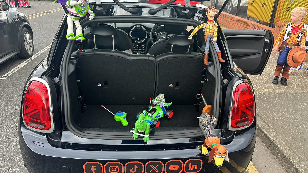 dannymacca81's tweet image. Marketing starts with the community for The Brainteee Carnival @esxestateagency @toystory an honour to be a sponsor of the annual event #Buzzing #90sThemed