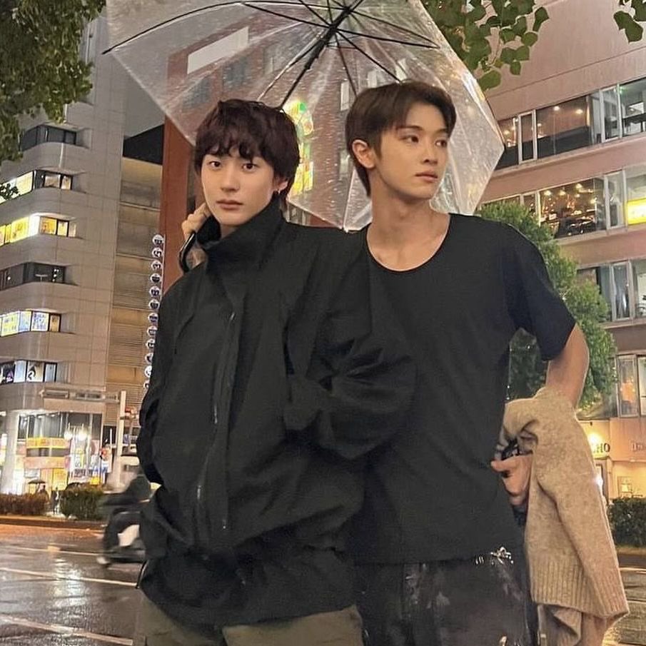 brusquepot's tweet photo. A RAINY DAY IN L0ND0N
with ( @VIX0LWHIZ ) 🌧️☔️ https://t.co/kEWMSl7ECS