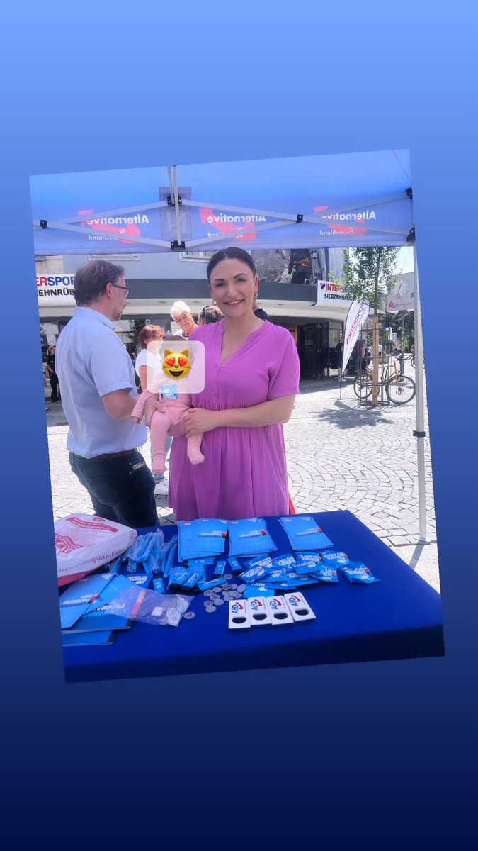 Eure_LeylaBilge's tweet photo. Mit Zuckerwatte am Infostand in Rosenheim
Deutschland 🇩🇪 aber normal !
#AfD #Europawahl #Bayern #Rosenheim #winhart #bilge #demmel https://t.co/nFsnRR26A5