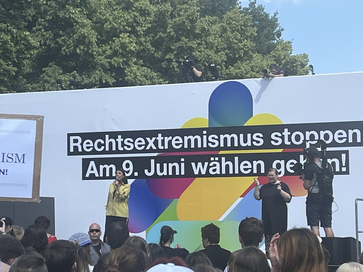 Daniela Schwarzer (@d_schwarzer) on Twitter photo Kommt vorbei im Tiergarten für Demokratie und ein starkes Europa! Ein breites Bündnis hat zugtausende Menschen gegen Extremismus zusammengebracht.
<a href="/DuezenTekkal/">Düzen Tekkal</a>: “Auch Wirtschaft und Sport dürfen nicht mehr neutral sein”. Starke Redner aus Gesellschaft, Wirtschaft, Politik. Kommt vorbei im Tiergarten für Demokratie und ein starkes Europa! Ein breites Bündnis hat zugtausende Menschen gegen Extremismus zusammengebracht.
<a href="/DuezenTekkal/">Düzen Tekkal</a>: “Auch Wirtschaft und Sport dürfen nicht mehr neutral sein”. Starke Redner aus Gesellschaft, Wirtschaft, Politik.