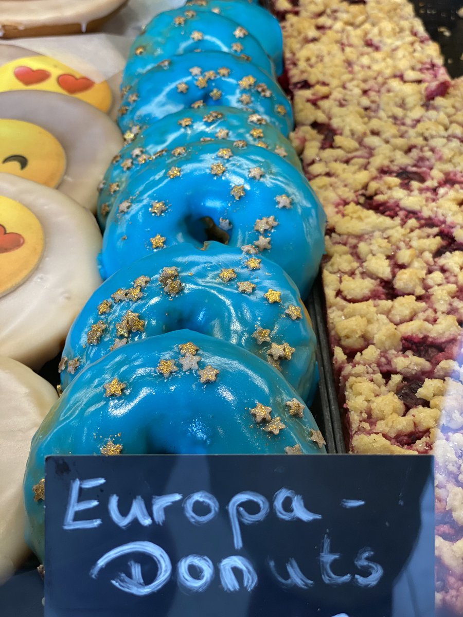 pzoubkov's tweet photo. Our local Backerei getting into the #VoteForEurope spirit… https://t.co/Cpuc1OHzXL