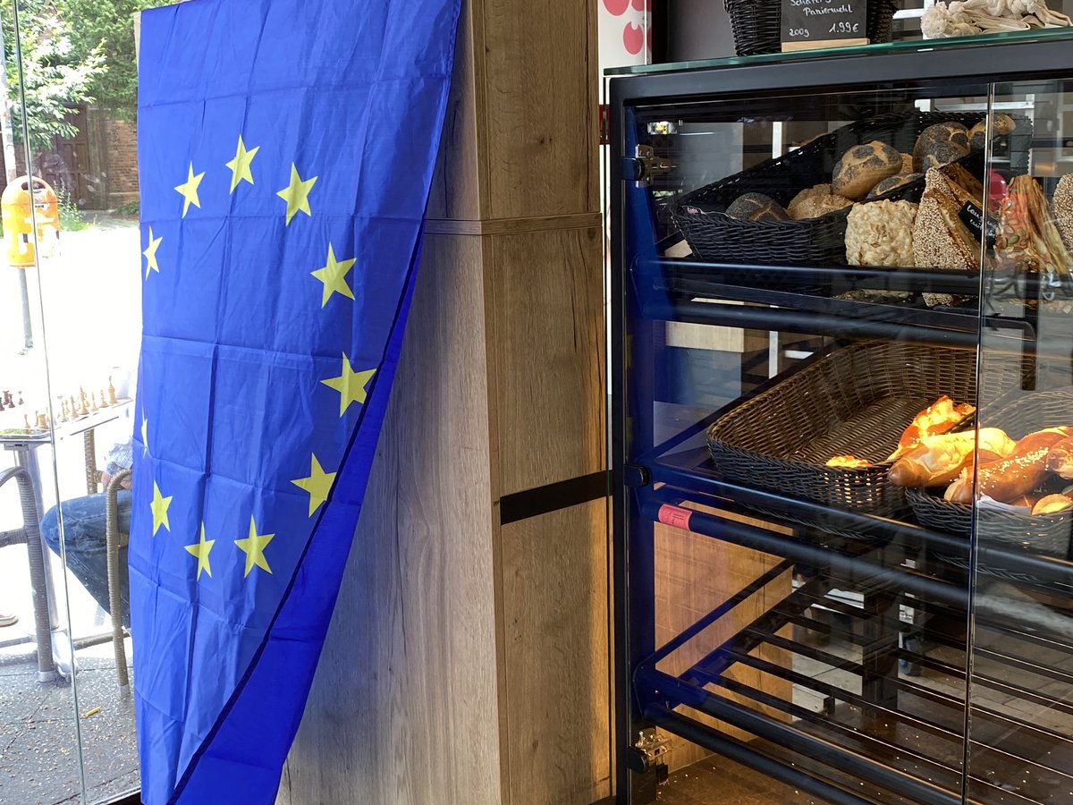 pzoubkov's tweet photo. Our local Backerei getting into the #VoteForEurope spirit… https://t.co/Cpuc1OHzXL