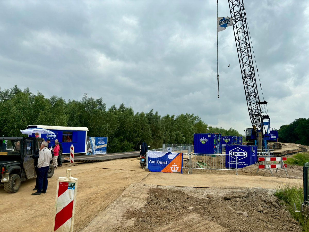 <a href="/C_Verheyen_BNL/">Charles Verheyen</a> <a href="/Mourikgroep/">Mourik</a> @TenneTTSO <a href="/heijmansnl/">Heijmans</a> Op dit moment versterkt <a href="/wsrivierenland/">Waterschap Rivierenland</a> bijna 20 kilometer #Waaldijk tussen #Tiel en #Waardenburg. <a href="/DuraVermeer/">Dura Vermeer</a>, <a href="/PloegamBV/">Ploegam BV</a> en <a href="/MvOgroep/">Martens en Van Oord</a>. Het bijzondere aan deze dijkversterking is, dat deze bijna geheel met elektrisch materieel wordt uitgevoerd. 👇 #dagvandebouw #debouwmaakthet