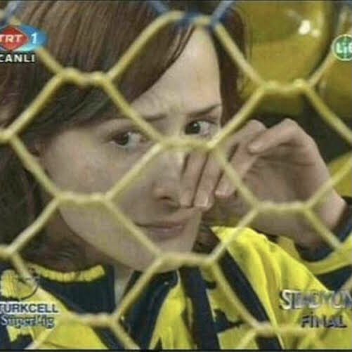 Göksun Çam çok büyük bir Fenerbahçeli, 3 Temmuz’u yaşayan herkes iyi tanır aslında. En önde direnenlerden biriydi. Bugün de çıktı delikanlı gibi ne söylenmesi gerekiyorsa söyledi. Fenerbahçe’nin Lube ucubesi gibi yalaka olmayan, diktatörlüğe karşı direnişçi kadınlarından razıyım.