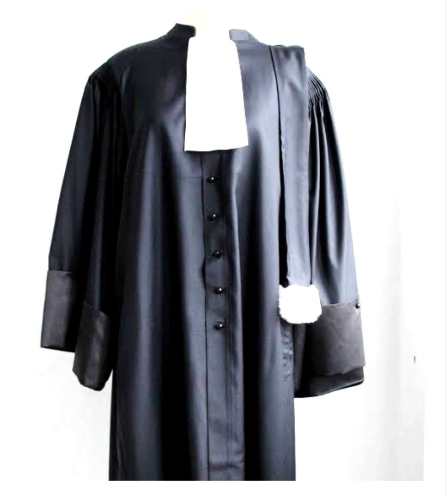 AngelKazadi's tweet photo. Si vous portez cette Robe en RDC ,est ce qu'il vous ait déjà arrivé de réaliser :  le ⚫️désordre qui règne pendant vos 
 procès ? 
⚫️ l'environnement de votre travail n'est approprié pour les accusés et vous mêmes ?
⚫️ quelles sont les initiatives que vous avez déjà prises en tant intellectuels et adultes pour améliorer vos conditions de travail ?
Ps: n'accusez pas les dirigeants heinn 
Apparemment vous êtes déjà habitué dans ce désordre 
Eishhhh