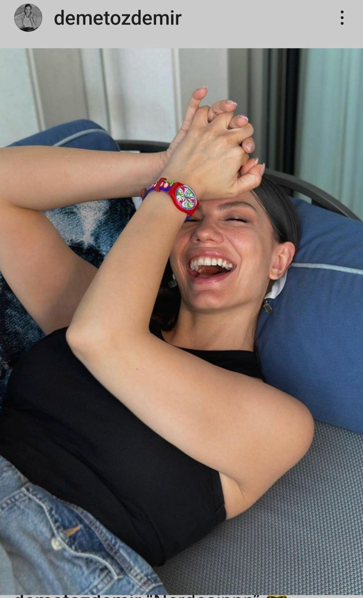 La reina Turca 👑#DemetÖzdemir  luciendo un reloj ⌚️  diseñado por el director de cine  Español 🇪🇸Pedro Almodovar👏👏