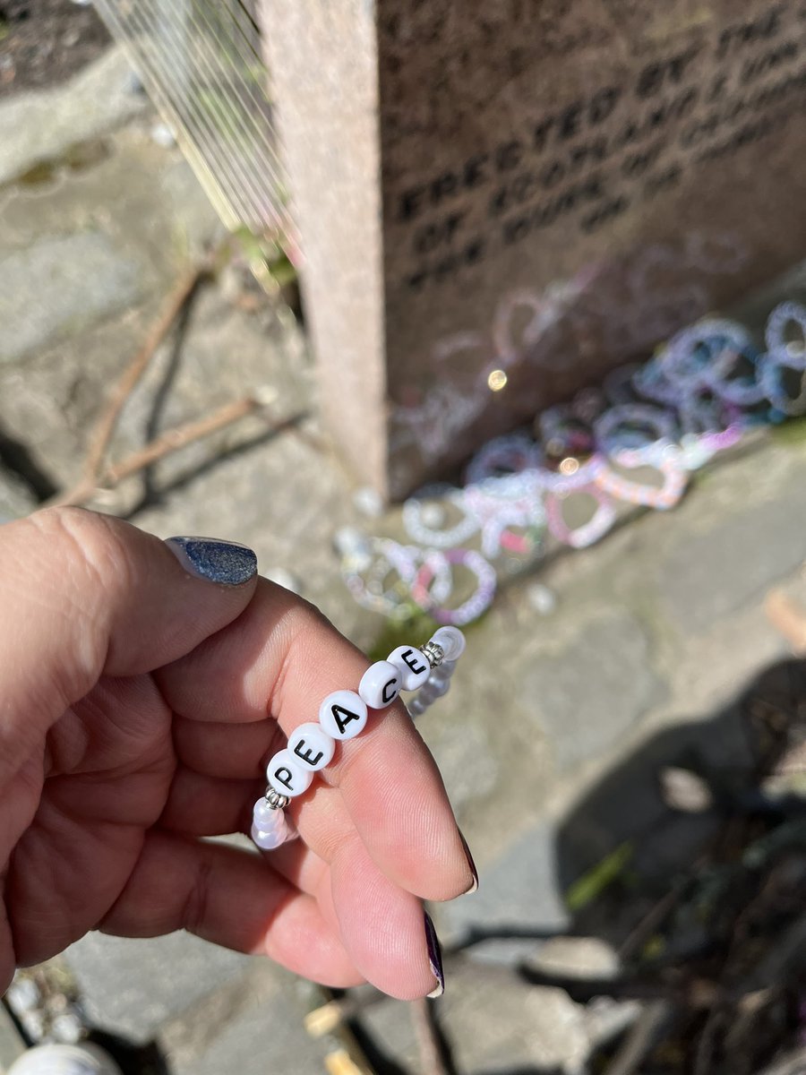 simevesconganas's tweet photo. chicas estoy fatal resulta que en el cementerio de edimburgo hay la tumba de un perrete que iba todos los días a visitar la tumba de su dueño y es tradición dejarle palos para que juegue Y LA GENTE LE HA DEJADO FRIENDSHIP BRACELETS😭😭😭😭😭😭😭yo le he dejado una de peace🥺🥺🥺 https://t.co/w5Nz1mzktz