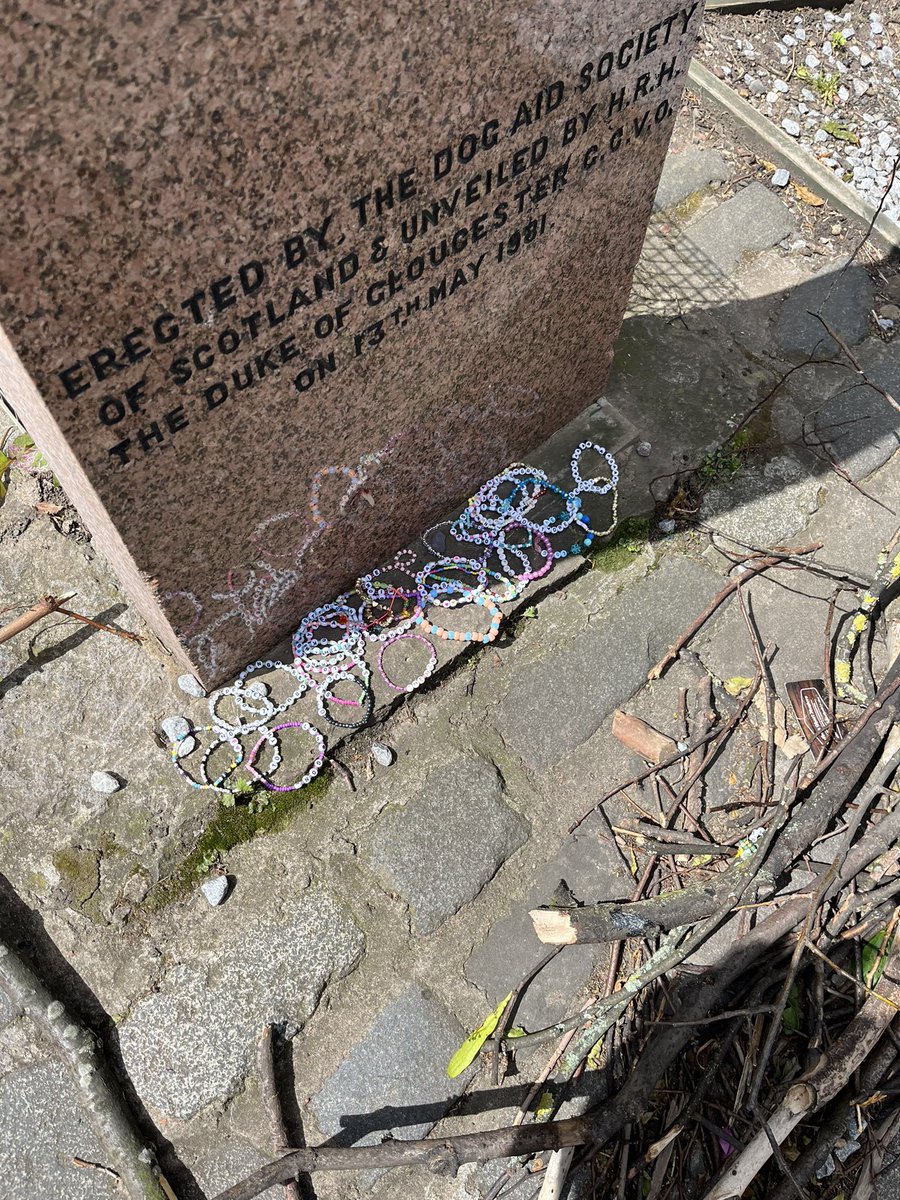 simevesconganas's tweet photo. chicas estoy fatal resulta que en el cementerio de edimburgo hay la tumba de un perrete que iba todos los días a visitar la tumba de su dueño y es tradición dejarle palos para que juegue Y LA GENTE LE HA DEJADO FRIENDSHIP BRACELETS😭😭😭😭😭😭😭yo le he dejado una de peace🥺🥺🥺 https://t.co/w5Nz1mzktz