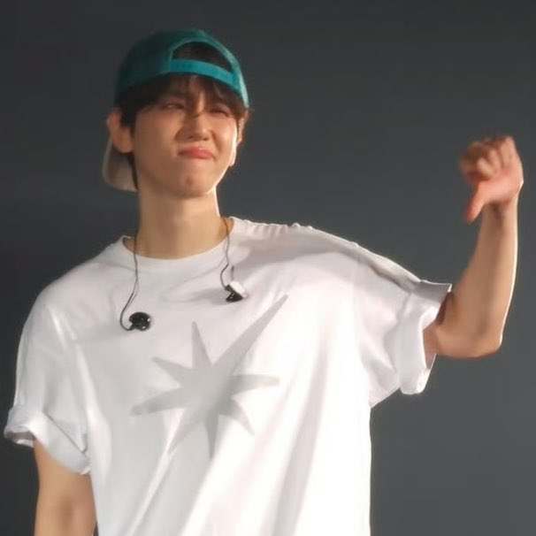 백현오빠 플미업자들한테 경고하면서 내팬들지킨다식 퍼포먼스까지 해주는거봐 👇 표정 믿음직하죠 하아아아아