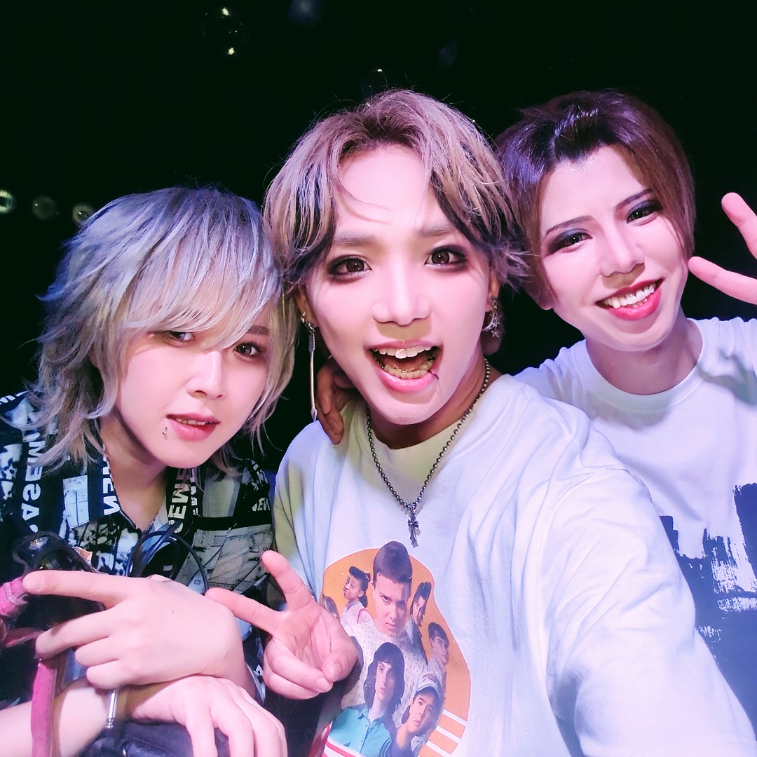 FEST_HIRO's tweet photo. SPLENDID GOD GIRAFFE 2nd Anniversary Event Tour 『新東京遊撃作戦』in Fireloop大阪編 撃破🔥ツアーも最��章へ🥲大阪めちゃくちゃ盛り上がったなぁ！流石！今日はアンコール終わりに公佑、准司さんと3ショ🙋🙋🙋ツアー楽しいなぁ🤤明日はファイナル名古屋へ！！ https://t.co/ilEuhsZweQ