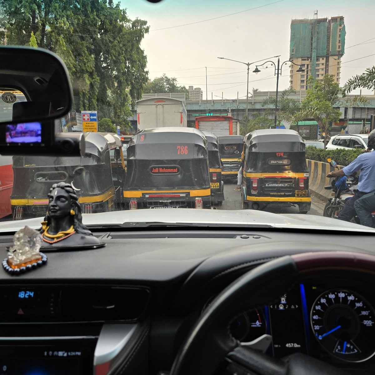 mahavird's tweet photo. Check out this awesome pic I took while driving a few minutes ago! Isn't it a great shot?
#India #bharat #basicstructure #unityindiversiry #proudindian https://t.co/VkPSeVuNae