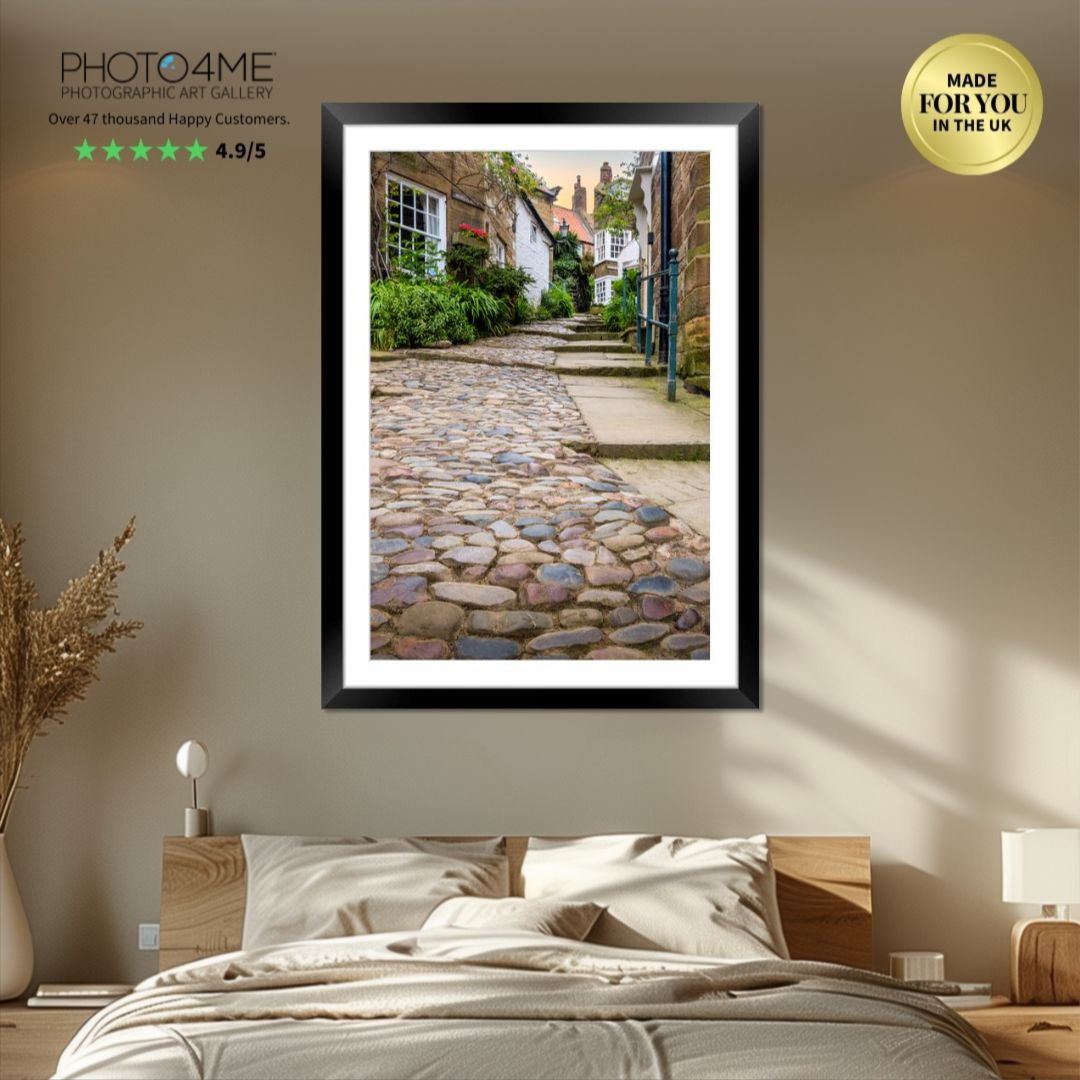 ROBIN HOOD'S BAY

Beautiful and historic cobbled streets and stone pathways lead to cosy fishermen's cottages and charming bay windows adorned with plants. This can only be Sunny Place in Robin Hood's Bay on the North Yorkshire coast of England.

shop.photo4me.com/1336618/framed… 

#RHB