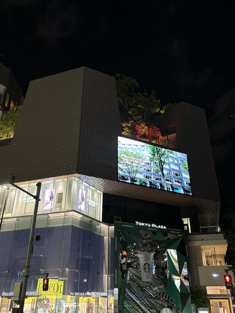 Kazuma_Horie's tweet image. 今日は前回の反対側、オモカドの屋上に上ってきたよ😉☕️

スタバがあって屋内も、屋外も座るところがあってこちらはこちらで寛ぎやすいね☺️

今日みたいに仕事や用事のついでじゃないと来なそうだけどw

夜はなんかキラキラしてて、とても良い空間でした🥺✨

#オモカド
#東急プラザ表参道
#starbucks