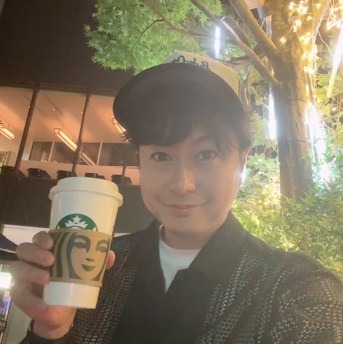Kazuma_Horie's tweet image. 今日は前回の反対側、オモカドの屋上に上ってきたよ😉☕️

スタバがあって屋内も、屋外も座るところがあってこちらはこちらで寛ぎやすいね☺️

今日みたいに仕事や用事のついでじゃないと来なそうだけどw

夜はなんかキラキラしてて、とても良い空間でした🥺✨

#オモカド
#東急プラザ表参道
#starbucks