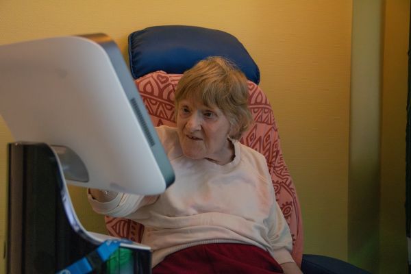 KLIKredactie's tweet image. Eerste wetenschappelijk onderzoek naar inzet #HUME in combinatie met #zorgrobot SARA
#IpsedeBruggen #ZGEM #LUMC #VGZ

klik.org/nieuws/nieuws-…