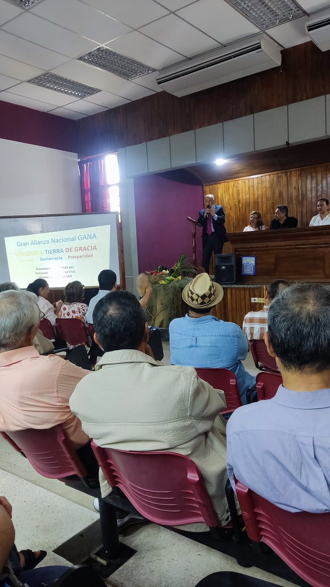 LauraFranco_M's tweet photo. En la tarde de ayer junto al Dr. Fortunato Gonzalez y GANA en un acercamiento para los abogados al programa "Venezuela Tierra de Gracia"  y sus propuestas. #edmundogonzalez #mcm #mariacorina #LibertadDeExpresión #venezuelalibre https://t.co/c2HG1RDYMD