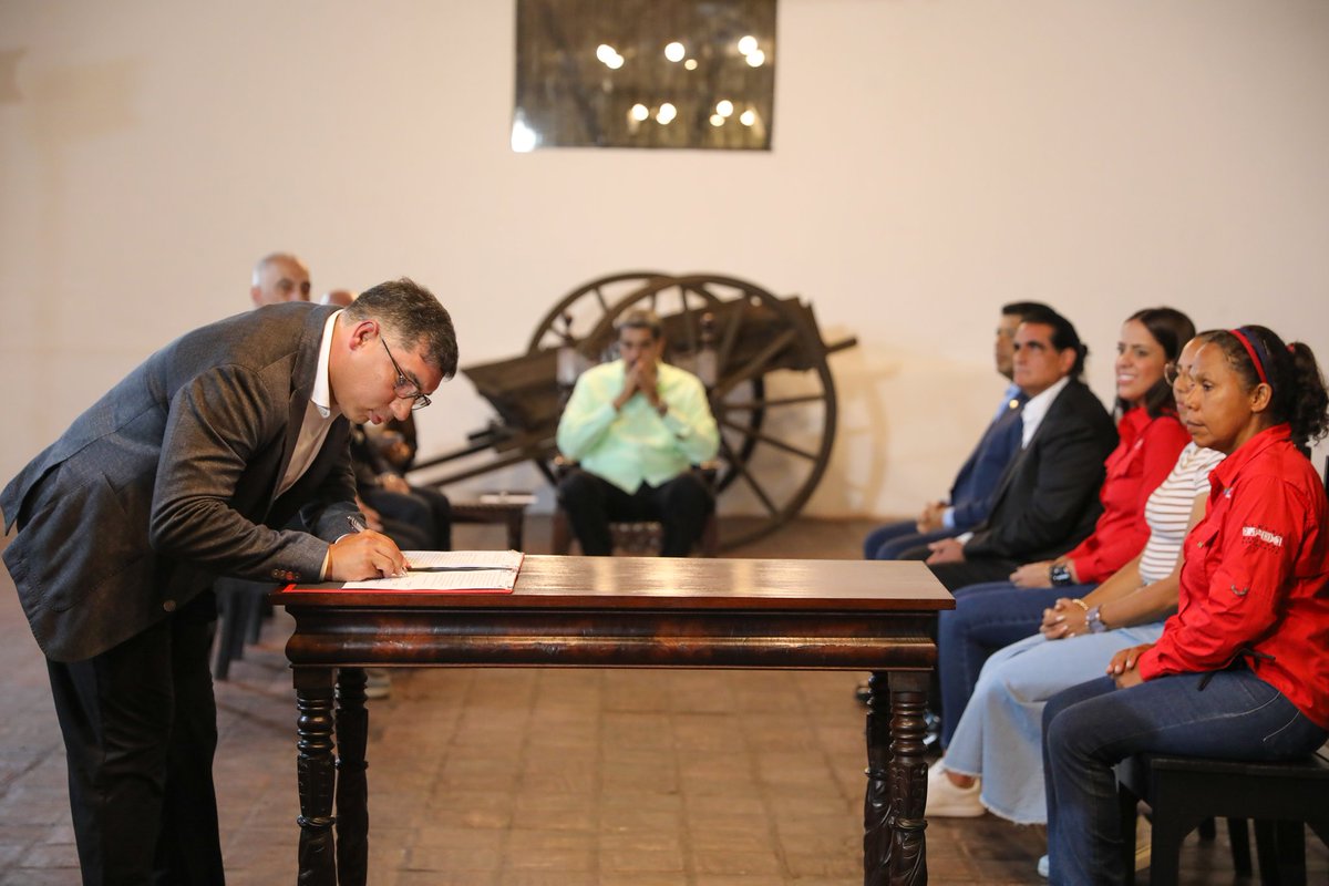 NicolasMaduro's tweet image. Estamos sellando proyectos estratégicos, es una alianza ganar - ganar entre Türkiye y Venezuela, son esfuerzos conjuntos por construir el mundo nuevo y unir ambas naciones. Son extraordinarios acuerdos en el campo de la petroquímica, el gas, el oro y la minería, respetuosos de la…