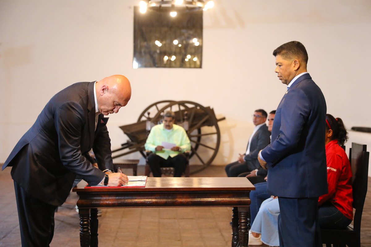 NicolasMaduro's tweet image. Estamos sellando proyectos estratégicos, es una alianza ganar - ganar entre Türkiye y Venezuela, son esfuerzos conjuntos por construir el mundo nuevo y unir ambas naciones. Son extraordinarios acuerdos en el campo de la petroquímica, el gas, el oro y la minería, respetuosos de la…