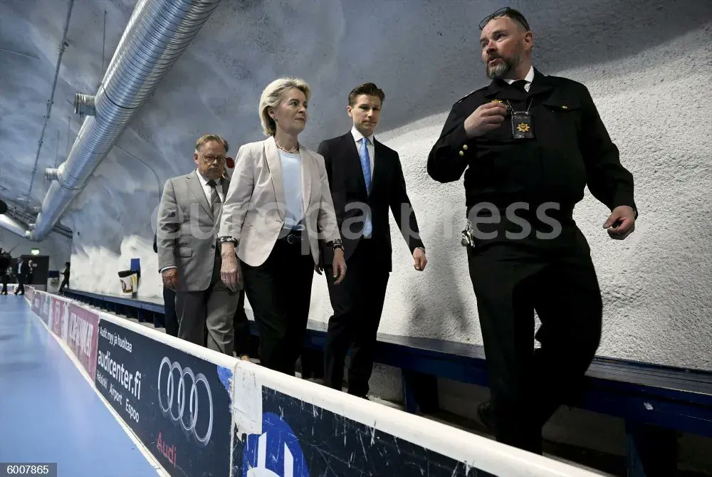 FonsiLoaiza's tweet photo. Von der Leyen, presidenta de la Comisión Europea del PP, y Josep Borrell, jefe diplomático de la UE del PSOE, han acabado la campaña electoral en un búnker y en una fábrica de armas. Ambos ganan 30.000 euros al mes. Ninguno de sus hijos irá a la guerra. https://t.co/39yEptXZ5y