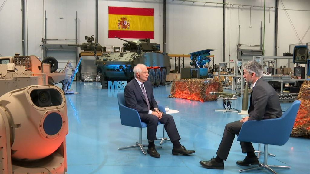 FonsiLoaiza's tweet photo. Von der Leyen, presidenta de la Comisión Europea del PP, y Josep Borrell, jefe diplomático de la UE del PSOE, han acabado la campaña electoral en un búnker y en una fábrica de armas. Ambos ganan 30.000 euros al mes. Ninguno de sus hijos irá a la guerra. https://t.co/39yEptXZ5y