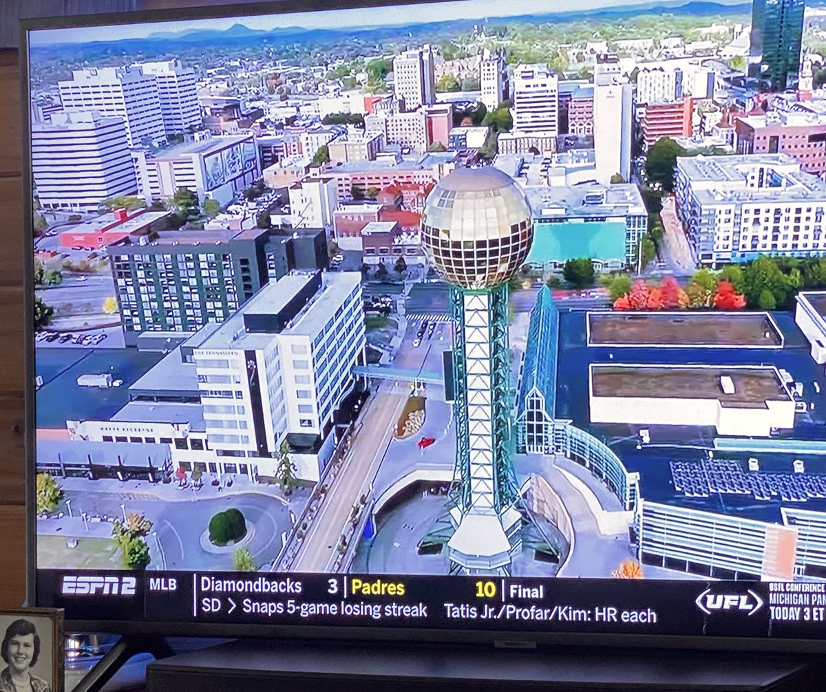 Flipflopfanatic's tweet photo. Hey @espn   The Knoxville shot during the Vols game was fake, our Sunsphere is now blue not green https://t.co/wE7kJdYsP4