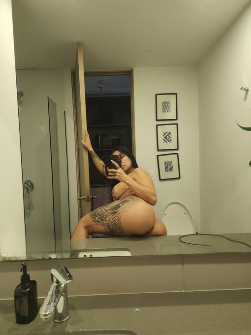 Buenos d&iacute;as papasito 🥰 Good morning love 🥰 https://t.co/ybJvbCwz71 https://t.co/rlEutpnRos