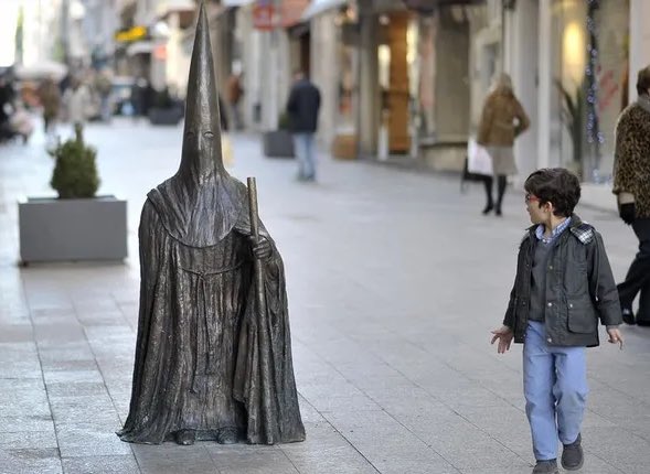 AngelMatoOnFire's tweet photo. @FodechinchosG - En Ferrol tenemos la playa de Caranza, con vistas a las ruinas industriales de Astano y la estatua de un alcalde del Ku Klux Klan
#FerrolWelcomesFodechinchos https://t.co/w1j2StSNqf