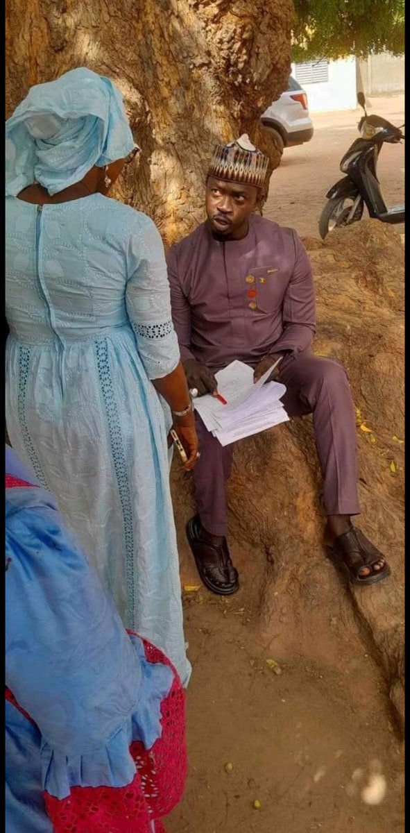 SeydinaOTOure's tweet photo. Le juge Sabassy Faye ( président du tribunal départemental de Ziguinchor ) fait une descente dans les écoles élémentaires de Ziguinchor pour procéder à des audiences foraines.

Voilà le type de juge que nous sénégalais voulons 

Encourageons ce magistrat qui chaque jour pose des actes qui réconcilient le citoyen sénégalais avec sa justice et son administration.

Merci au Président Sabassy FAYE pour cette humilité et humanité.