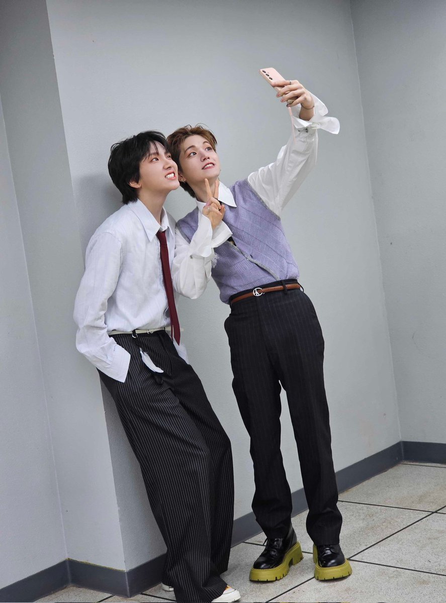 BOYNEXTDOOR_twt's tweet photo. 비 오는 날도 두부우정 SWAG😎​
#BOYNEXTDOOR #RIWOO #WOONHAK #ONEDOOR #두부 https://t.co/EdVHDvYuzl