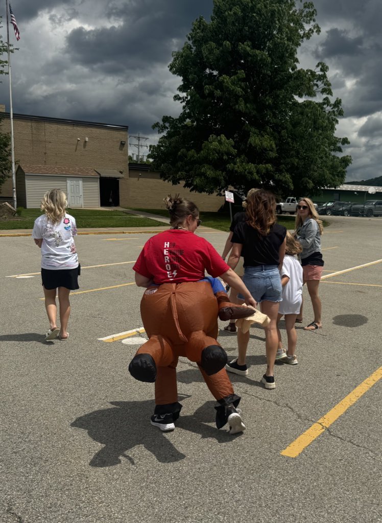 IndianaAreaSD's tweet photo. Summer-Saurus says Good-Bye to the 2023-24 School Year!👋🦖Just another totally normal last day of school dismissal at Ben Franklin!!!🤣😂 #proudBFprincipal #GiddyUpSummer #Bwahahaaaa #SummerSaurus https://t.co/3uE3BRfnpN