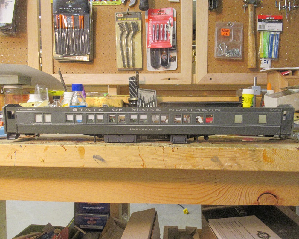 StephenKarlson's tweet image. In real life, Harvard Club was an eight section club solarium on Union Pacific.  I took some modeller&apos;s license with a Walthers 14 section sleeper.  In the cafe, the girls are in Four Spades against the guys.  Will they make their game?  #TwitterModelTrainShow