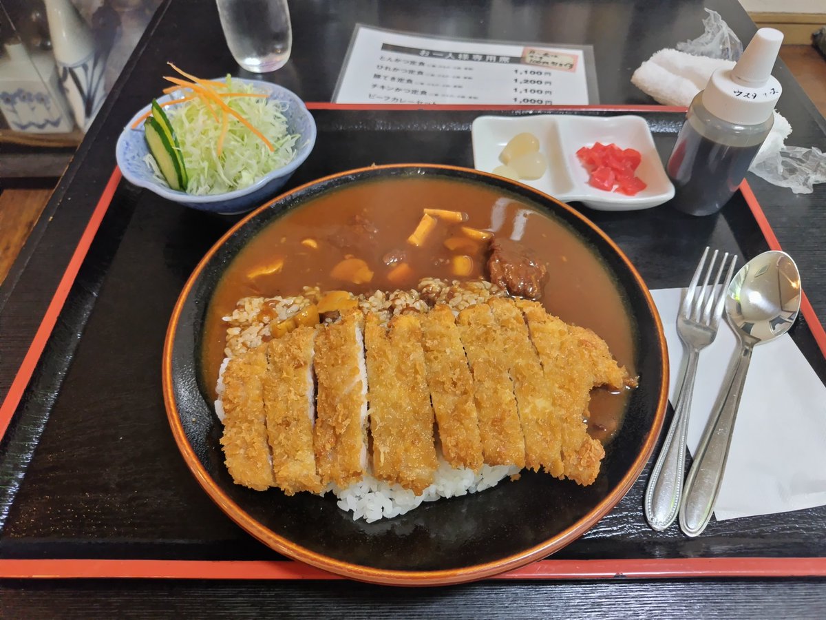 MikanzRf's tweet photo. 先週末の土曜日、お昼休憩時に味喜家でカツカレーを頂きましたを💃
最近、豚テキ定食とカツカレーを交互に頂いておりますが、今度はいつもと違うメニューを食べようかな？
先月下旬から忙しさと疲れから滞っておりますが、無理せず投稿して行きます💪
#味喜家
#カレー
#カツカレー
#浜松グルメ https://t.co/1SKifhS2UX