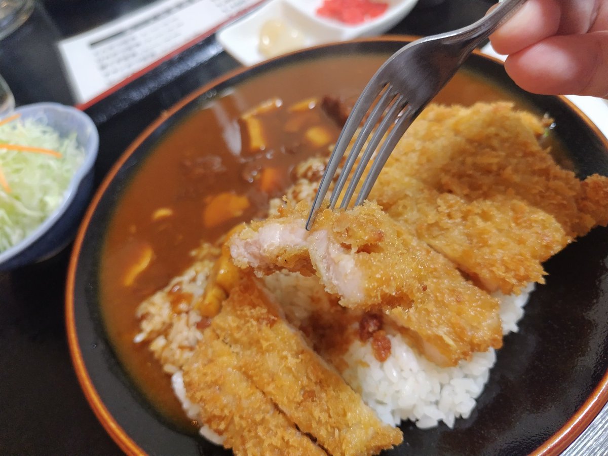MikanzRf's tweet photo. 先週末の土曜日、お昼休憩時に味喜家でカツカレーを頂きましたを💃
最近、豚テキ定食とカツカレーを交互に頂いておりますが、今度はいつもと違うメニューを食べようかな？
先月下旬から忙しさと疲れから滞っておりますが、無理せず投稿して行きます💪
#味喜家
#カレー
#カツカレー
#浜松グルメ https://t.co/1SKifhS2UX