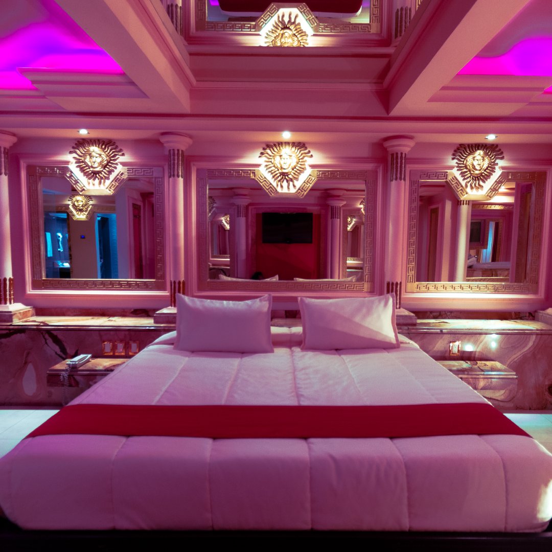 CaliforniaHS's tweet photo. ¡Bienvenidos al oasis del placer y lujo! 🌟 Descubre nuestra habitación Versace, un templo de disfrute y exclusividad. Sumérgete en estilo y sofisticación. ¡Reserva ahora y vive una experiencia única! 🏨✨ #CaliforniaHotelSuites #ViveTuPropiaExperiencia https://t.co/vwgLKXGbpZ