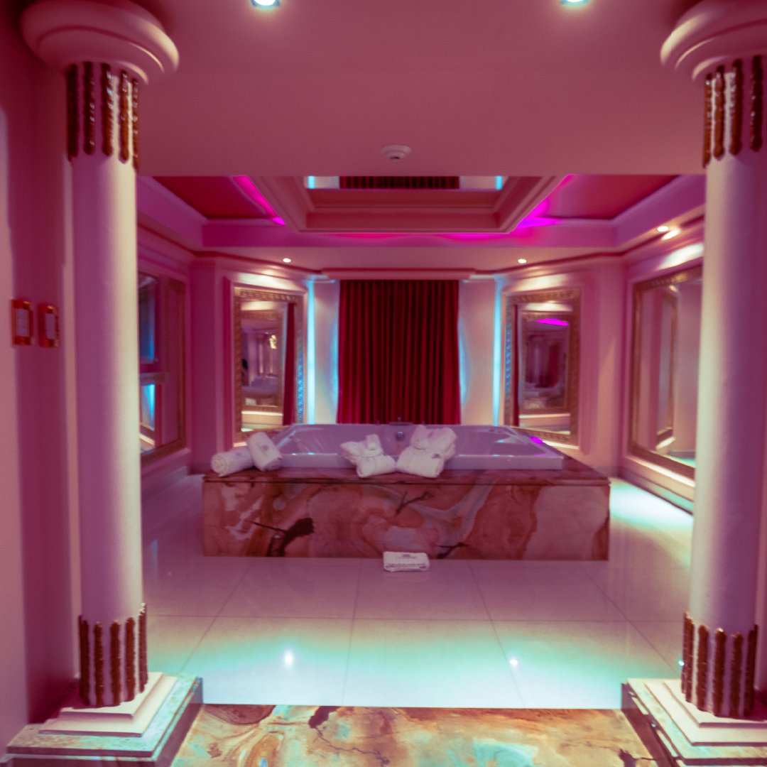 CaliforniaHS's tweet photo. ¡Bienvenidos al oasis del placer y lujo! 🌟 Descubre nuestra habitación Versace, un templo de disfrute y exclusividad. Sumérgete en estilo y sofisticación. ¡Reserva ahora y vive una experiencia única! 🏨✨ #CaliforniaHotelSuites #ViveTuPropiaExperiencia https://t.co/vwgLKXGbpZ