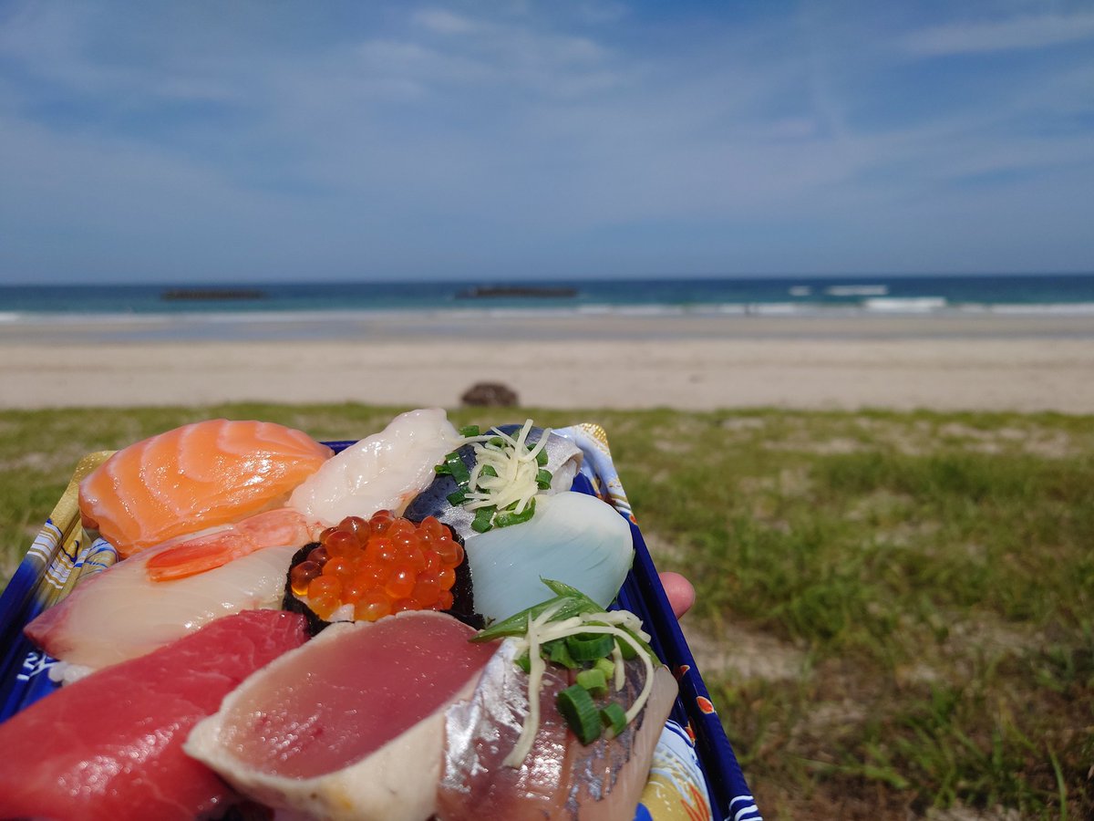 Ninja650_D's tweet photo. 初めて来れたパールロード
国府白浜でお寿司を食べて、寝っ転がって波をぼーっと眺めてみる https://t.co/0QzTJQGLAK
