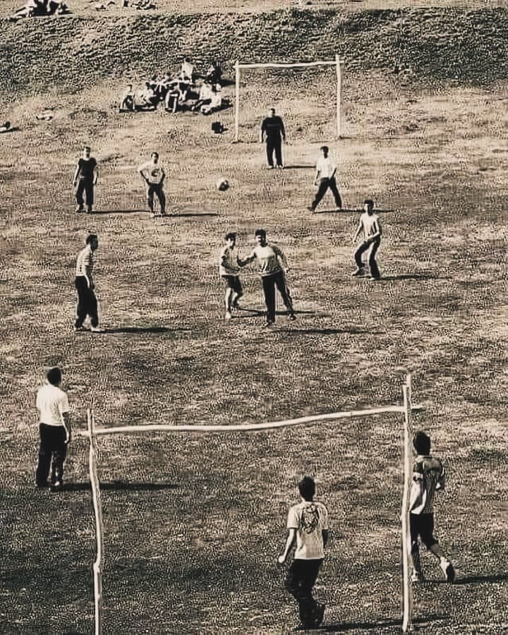 HenriquevRocha's tweet image. REGRAS DA PELADA DE FUTEBOL DE ANTIGAMENTE
  
(1) *Os dois melhores* não podem estar no mesmo time. Logo, eles tiram par-impar e escolhem os times.

(2) Ser *escolhido por último* era  uma grande humilhação.

(3) Um time jogava *sem camisa* e o outro *com camisa*.

(4) *O pior de…