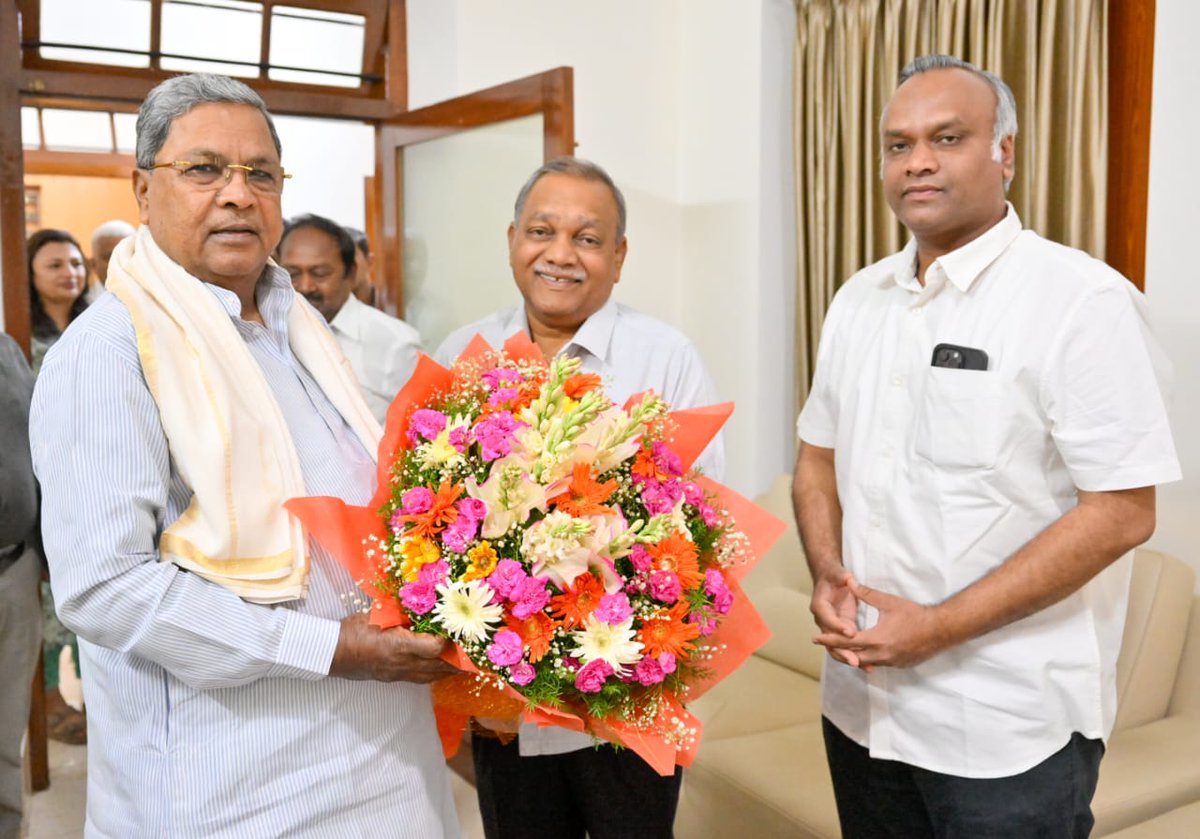 RadhaKrishnaINC's tweet photo. ಗುಲಬರ್ಗಾ ಲೋಕಸಭಾ ಕ್ಷೇತ್ರದ ಸಂಸದನಾಗಿ ಚುನಾಯಿತನಾದ ಹಿನ್ನಲೆಯಲ್ಲಿ ಇಂದು  ಮಾನ್ಯ ಮುಖ್ಯಮಂತ್ರಿಗಳಾದ ಶ್ರೀ @siddaramaiah  ಅವರನ್ನು ಭೇಟಿಯಾದೆನು. ಅವರು ಸಹ ನನ್ನನ್ನು ಆತ್ಮೀಯವಾಗಿ ಬರಮಾಡಿಕೊಂಡು ಶುಭಹಾರೈಸಿದರು. 

ಈ ಸಂದರ್ಭದಲ್ಲಿ ಸಚಿವರಾದ ಶ್ರೀ @PriyankKharge ಅವರು ಉಪಸ್ಥಿತರಿದ್ದರು. https://t.co/Py4RmkSv9W