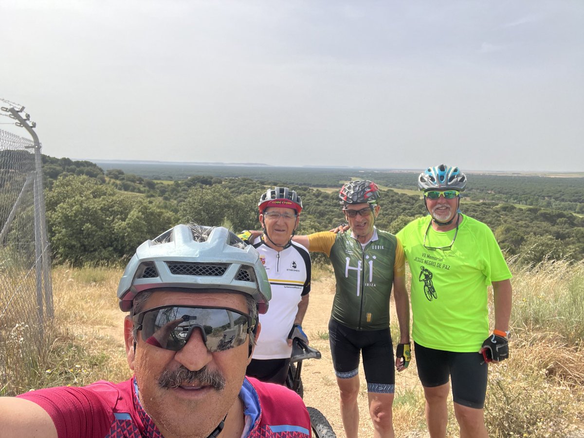 RgomezRamon's tweet photo. Un lujo compartir camino con Tomás Nistal, olímpico vallisoletano y gran ciclista. Sus consejos y su sabiduría de la bicicleta con sus 76 años es impagable. https://t.co/biI1hjjDEz